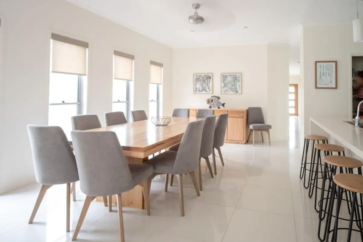 Дом отдыха Golden Beach Family Home With Pool
