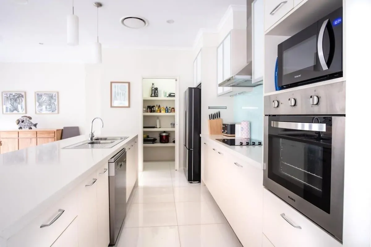 Golden Beach Family Home With Pool Австралия